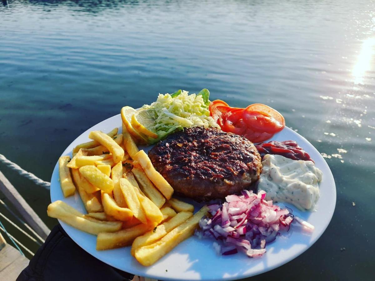 La Pescador Dd Hotel Berzasca Bagian luar foto