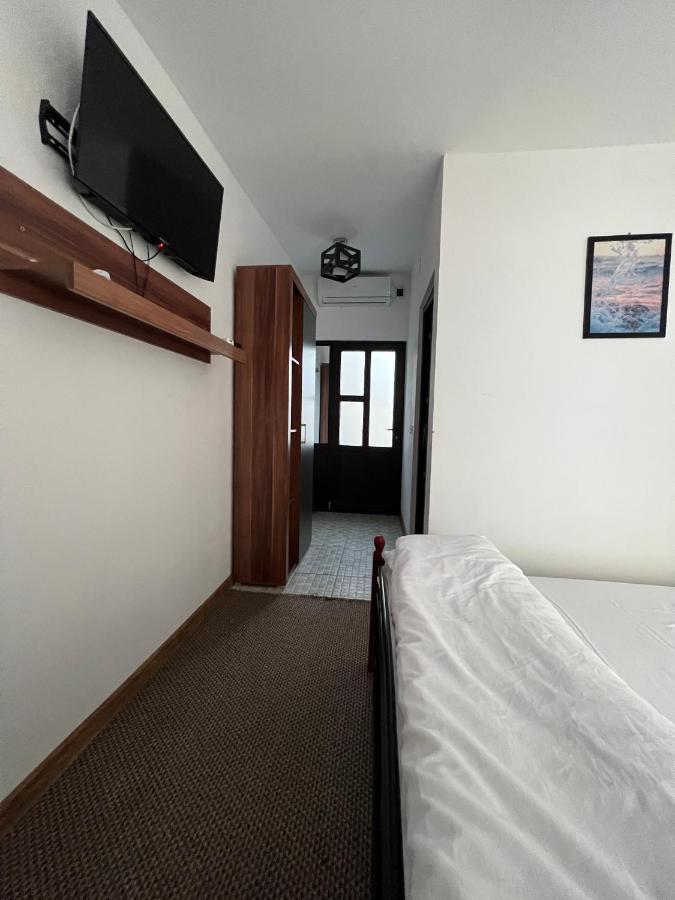 La Pescador Dd Hotel Berzasca Bagian luar foto
